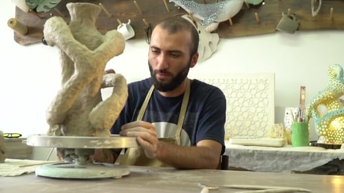 Potier fabriquant un vase
