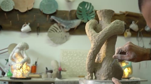 Potter fabriquant un vase.