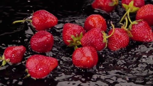 Reife Erdbeeren fallen auf den Tisch.
