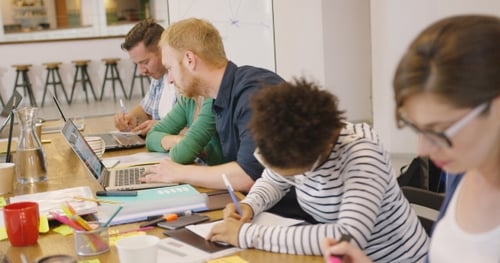 Team arbeitet am Projekt