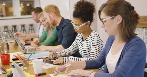 Personas que trabajan individualmente en la oficina