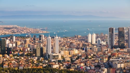 Luftbild des Bosporus und der Istanbuler Stadtlandschaft mit schwimmenden Touristenbooten und Goldenem