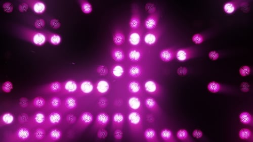Projecteurs violets brillants clignotants