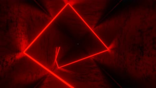 Roter Laserstrahl bewegt und prallt im quadratischen dunklen Tunnel