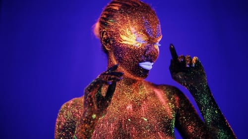 Mädchen tanzt im ultravioletten Licht