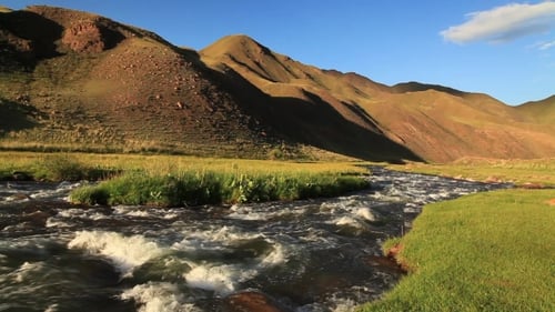 Rauer Fluss in den Bergen. Kirgistan