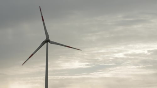 Windturbine über stürmischem bewölktem Himmel nutzt erneuerbare Energie zur Stromerzeugung