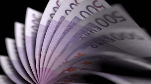 Flipping Five Hundred Euro Notes