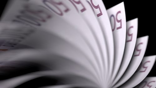 Flipping Five Hundred Euro Notes