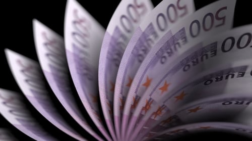 Flipping Five Hundred Euro Notes