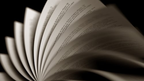 Langsam vergilbte Seiten eines Buches umblättern