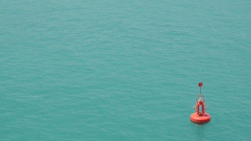 Rote Boje schwimmt im Meerwasser