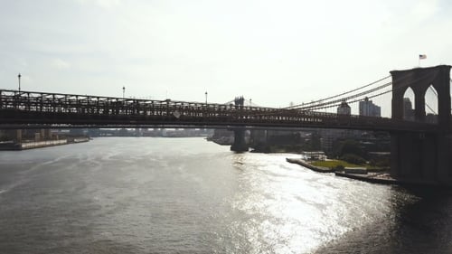 Luftaufnahme des East River in New York, Amerika. Flug über die Brooklyn Bridge, Blick auf
