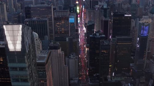 Nahaufnahme des Wolkenkratzers von New Manhattan mit leuchtenden Lichtern des Times Square und der Stadt
