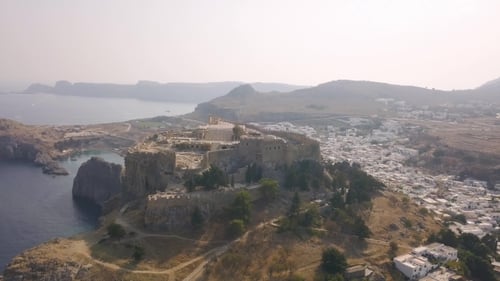 Luftaufnahme der antiken Akropolis und des Dorfes Lindos