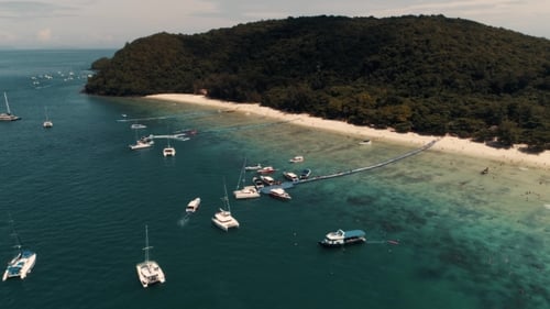 Thailand Coral Island Drohne Shot Kleine Sportboote, Große Katamarane, Angelschoner
