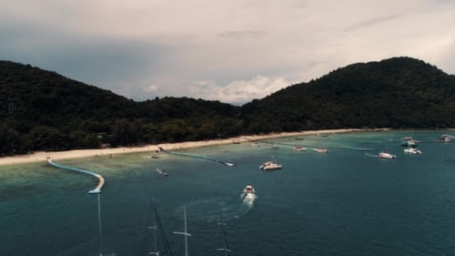 Thailand Coral Island Drohne Shot Kleine Sportboote, Große Katamarane, Angelschoner