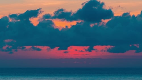 Wunderschöner Sonnenaufgang im Hintergrund Meer und Wolken
