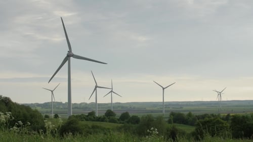 Windturbinen isoliert auf bewölktem Himmelshintergrund