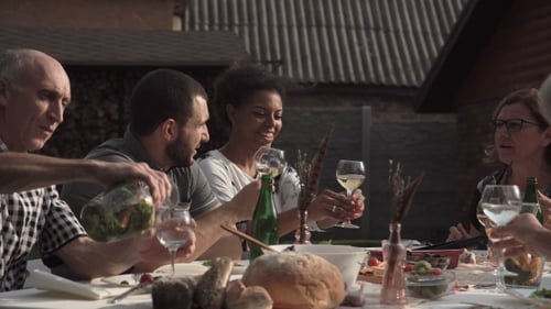 Gens qui tintent des verres de vin