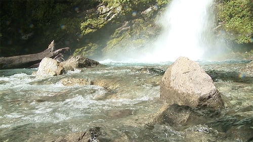 Wasserfall in den Bergen