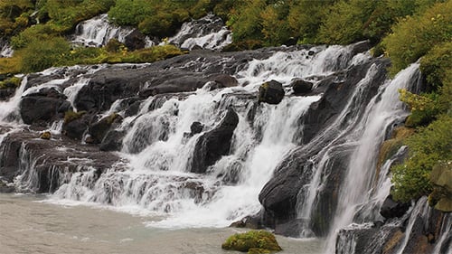 Blick auf den Hraunfossar-Wasserfall in Island