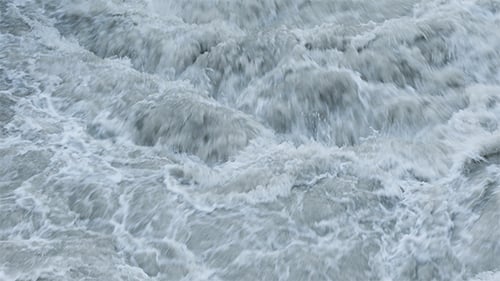 Das tobende Wasser des Hraunfossar-Wasserfalls