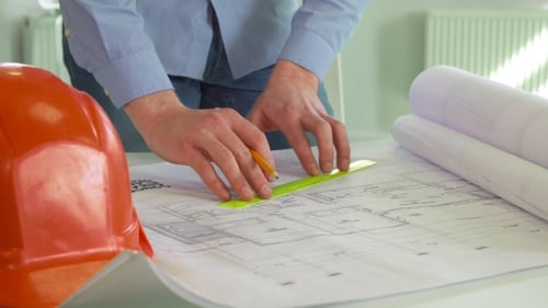 L'architecte trace des lignes sur le projet de conception