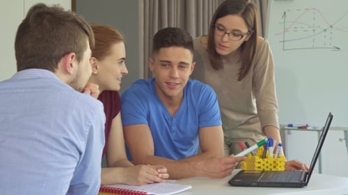 Equipe criativa trabalha no laptop