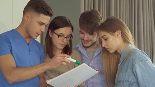 Guy explique quelque chose dans son carnet à ses collègues