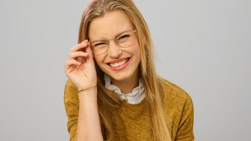 Atemberaubendes blauäugiges Blond
