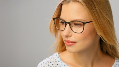 Schönes Mädchen mit Brille