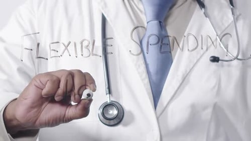 Un médecin asiatique rédige un compte de dépenses flexible