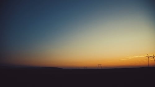 Der frühe Hintergrund des bunten Himmels auf den Feldern