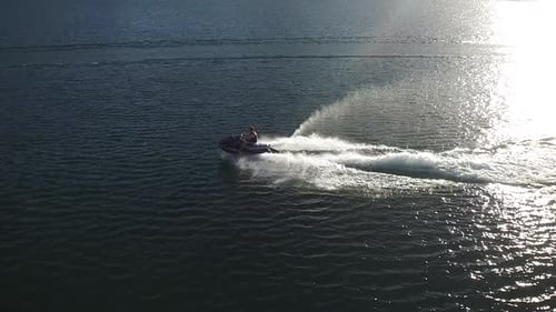 Ein schöner Sommertag auf dem See mit einigen Wassersportarten mit Booten und Wasserfahrzeugen.