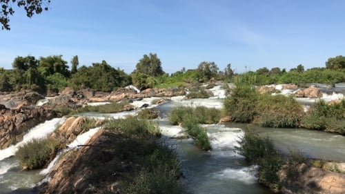 Der Gebirgsfluss und die Wasserfälle
