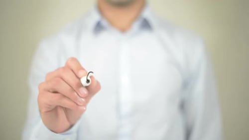 Cinegrafista, empresário escrevendo em tela transparente