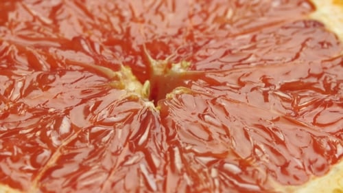 Reife Grapefruit. Rote Farbe: Zitrusfrucht, rotiert um die Achse