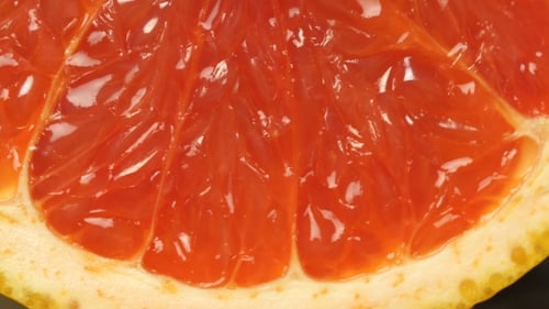 Reife Grapefruit. Rote Farbe: Zitrusfrucht, rotiert um die Achse