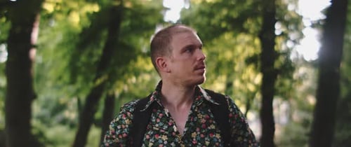 L'homme regarde autour de lui les arbres