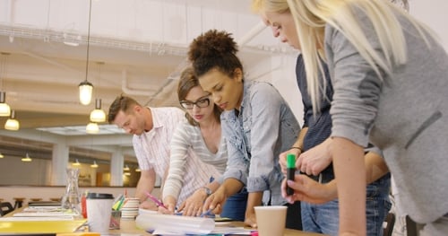Collègues travaillant sur le projet
