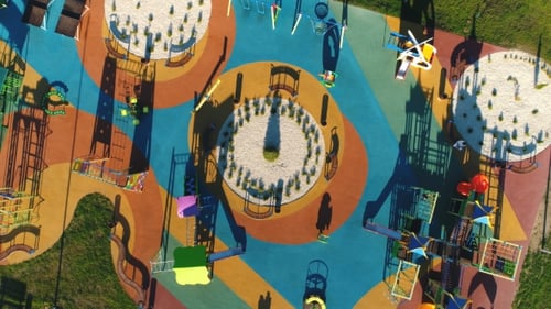 Luftaufnahme des farbenfrohen Kinderspielplatzes in einem Garten