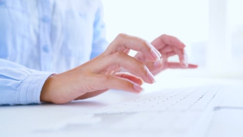 Büroangestellte tippt auf der Tastatur