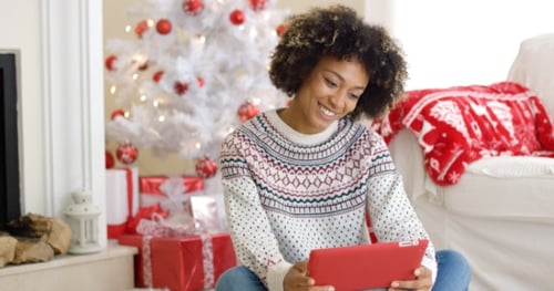 Mujer joven navegando por Internet en Navidad