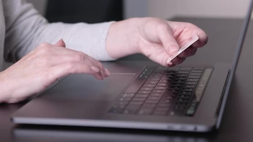 Frau mit Kreditkarte, Einkäufe online bezahlen, Nahaufnahme
