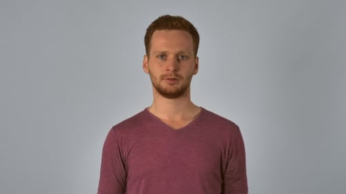 Rothaariger Mann zeigt Zeichen, dass das genug ist