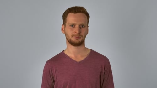 Homme rousse montre l'arrêt du signe