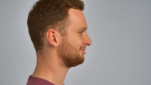 Portrait d'un homme rousse de profil