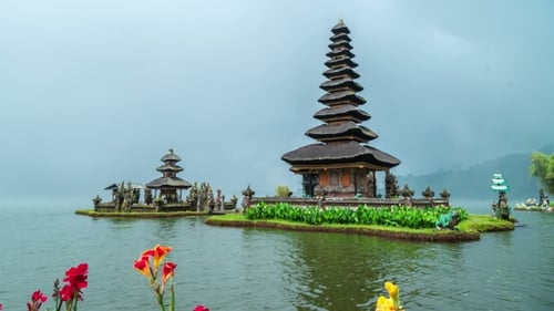 Niebla en el lago Beratan cerca del templo Pura Ulun Danu Batur en Bedugul, Bali.