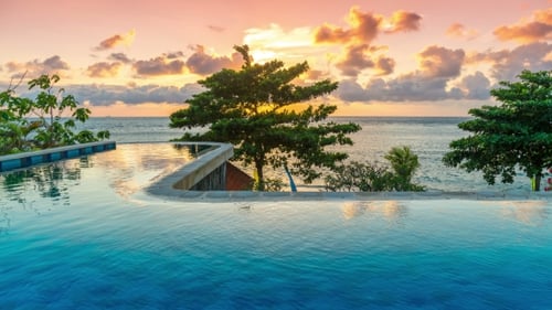 Exótica piscina infinita romántica Sunrise con vistas panorámicas al mar